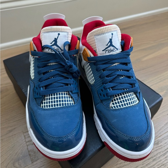 Brand new Grade school Jordan 4 MESSY ROOM w/extra laces and OG BOX - Picture 7 of 11